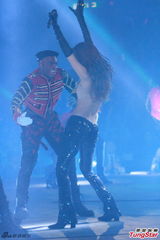 组图：容祖儿半裸开唱 自嘲瘦到没胸只剩两点