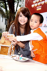 高清：杨丞琳圣诞开单身派对 解释单身三年原因