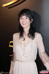 组图：张曼玉优雅透视裙现身笑容甜美