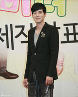 高清组图：张娜拉宣传新剧《童颜美女》粉红俏皮