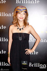 组图：官恩娜活动秀性感 松金洋子38H上围来港打碟