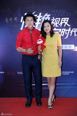 组图：李晨浩红装亮相跨界盛典款型十足