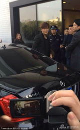 组图：李敏镐再引骚乱 女粉丝疯狂追车重摔在地