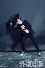 组图：刘烨拍杂志新年大片 色彩多变