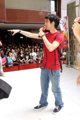 幻灯组图：王力宏8月推新专辑 不怕与周杰伦做比较