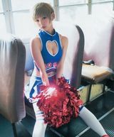 组图：日本少女偶像趴床制服诱惑 秀乳沟诱宅男