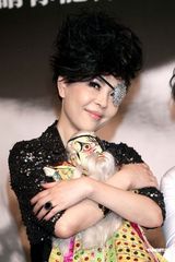 组图：江淑娜发片重返乐坛 独眼龙造型怀念父亲