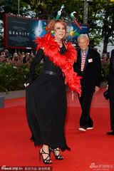 组图：设计师玛瑞恩鸡毛围巾鸟笼抢镜亮相