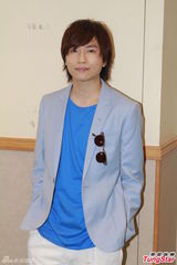 组图：谢安琪获老公赠车 官恩娜小露事业线