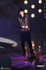 幻灯图：众艺人录制《劲歌金曲》 喜庆装扮迎新年