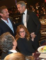 组图：乔治-克鲁尼贴面朱莉娅-罗伯茨热聊 当众献吻