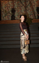 组图：白百何身着梦幻古堡裙看秀 称圆童话梦