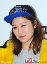 组图：孔孝真参加首尔时装周 毛绒大衣霸气足