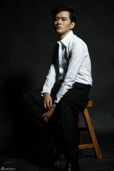 组图：黄明黑白复古大片演绎优雅绅士