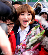 组图：Kara成员姜智英8日上午参加高中毕业典礼