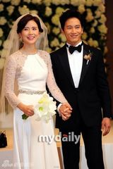 组图：池城李宝英大婚 恩爱亮相摸脸亲吻秀婚戒