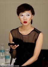 组图：王珞丹鱼尾长裙伦敦走秀 面部妆容淡雅