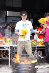 幻灯图：林志玲助阵模特公司开工 泳装环节趣味十足