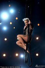 组图：P!nk唱热单《Try》努力玩高空杂技