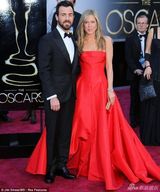 组图：安妮斯顿大露背装登封面 美背撩人秀乳沟