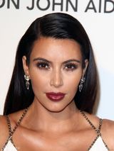 组图：卡戴珊白裙亮相奥斯卡派对 秀傲人上围