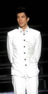 组图：王力宏上海开唱造型超炫 坦克车搬上舞台