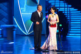 组图：赵雅芝侯勇白玉兰奖现场颁最佳导演奖