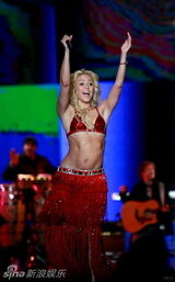 高清组图：夏奇拉跨年热辣压轴 摆胯甩胸性感逼人