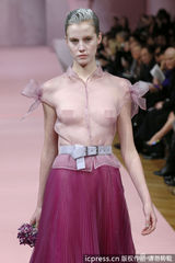 组图：时装周模特透视走秀 薄纱“粉蕾”抢眼