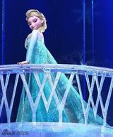 组图：冰雪女王皇袍出实体版 衣带飘飘美轮美奂