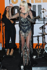 组图：萨拉-哈丁亮相慈善活动 蕾丝裙玩透视