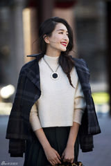组图：江疏影春日街拍 大气优雅女神范