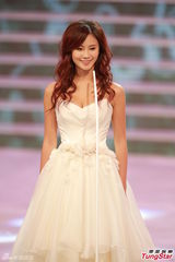 组图：港姐总决赛低胸白裙开场 舞台梦幻唯美