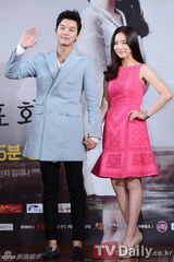 组图：宋承宪宣传新剧扮大佬 申世京粉裙秀春意