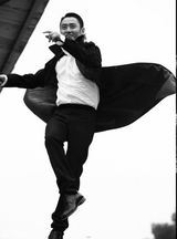 组图：吴秀波突破造型 演绎邪魅黑白大片