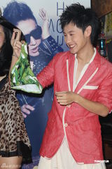 组图：青鸟飞鱼台湾水土不服 宣传新专辑获赠泳衣