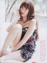 组图：小嶋阳菜夏日海滩写真 衣衫轻褪诱惑十足