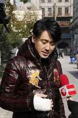 高清图：邵兵上海拍《追捕》 透露自己当导演拍电影