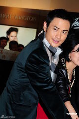 组图：郑嘉颖否认称帝后收入豪增 胡杏儿澄清孕事