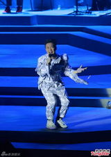 组图：陈奕迅澳门癫狂开唱 猛甩布条歌衫潮翻天