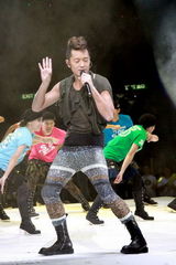 组图：草蜢入行25周年演唱会 三子造型独特求完美