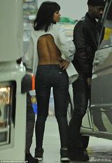 组图：蕾哈娜真空现身露美背 与绯闻男友分头走