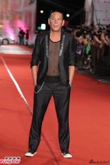 组图：群星亮相金钟奖红毯 林依晨陈柏霖受追捧