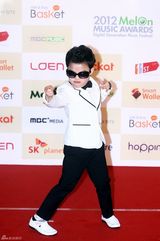 高清组图：韩团2NE1Beast等亮相Melon音乐颁奖礼