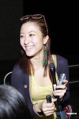 组图：周汶锜偏爱肌肉男 赤裸拥抱略显害羞