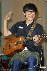 组图：卢广仲不畏台风彩排 郭采洁探班送补品