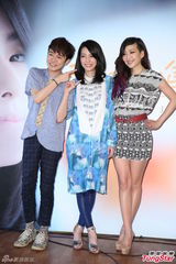 组图：好友青峰惊喜站台 路嘉欣发片泪洒舞台