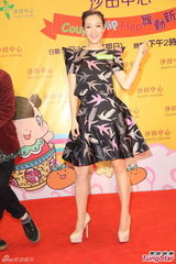 组图：王君馨贺新春自封弹弓人易忽胖忽瘦