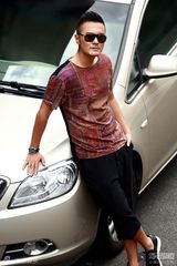 组图：于小伟登杂志封面 时尚大片自显真章