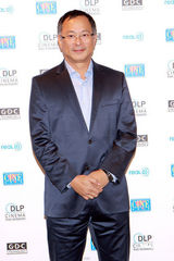 高清：周迅着晚装优雅出镜 首度回应怀孕传言